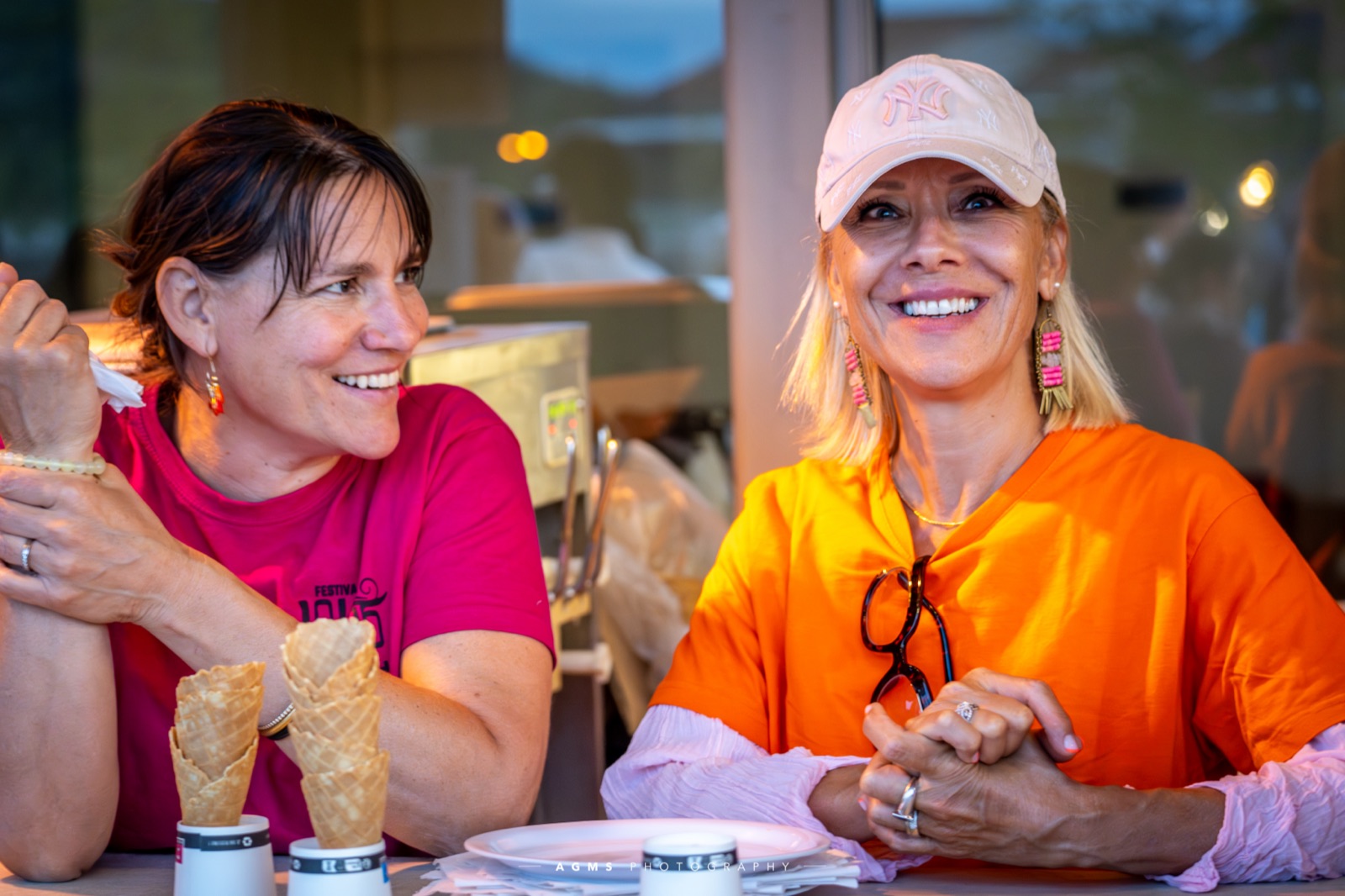 Deux bénévoles souriantes au stand des glaces